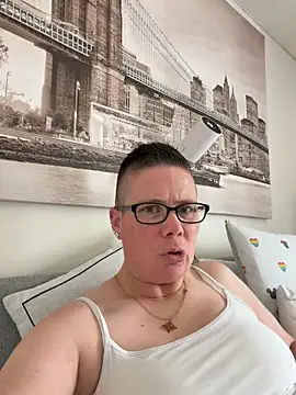 Snapshot of voluptuous-minx chatting on May 18, 2026, 8:30 am voluptuous-minx online show from May 18, 2026, 8:30 am