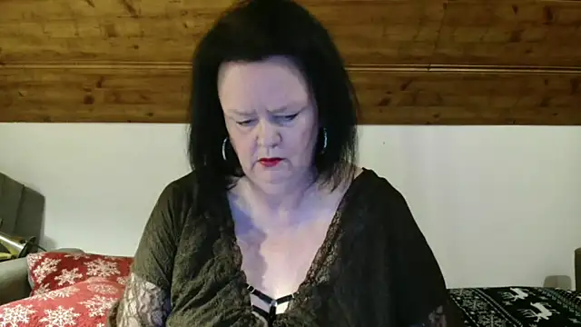 TiffanyMature online show from December 5, 2025, 3:21 pm