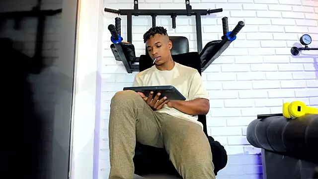 ItaloMoore online show from April 4, 2026, 7:53 pm