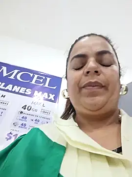 Snapshot of Mia-Glow chatting on December 15, 2025, 12:11 pm Mia-Glow online show from December 15, 2025, 12:11 pm