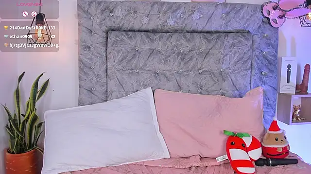 Seraphyne666 online show from December 13, 2025, 8:04 pm