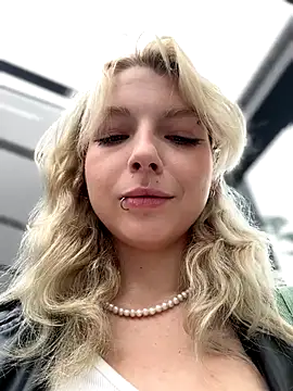 EveLittleSinner online show from September 18, 2025, 7:44 am