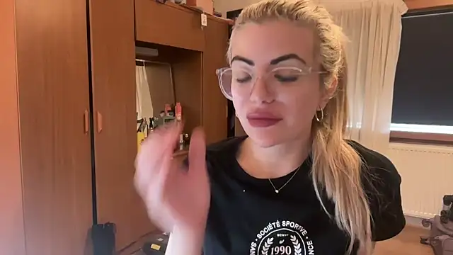 Snapshot of princess17 chatting on September 27, 2025, 2:12 pm princess17 online show from September 27, 2025, 2:12 pm