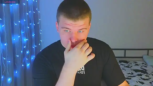 kittenmurr online show from November 23, 2025, 2:10 am