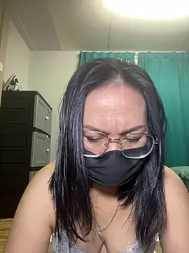 Snapshot of melyiaaa chatting on May 1, 2026, 2:33 pm melyiaaa online show from May 1, 2026, 2:33 pm
