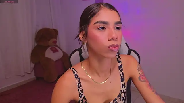 BrunetteAdams001 online show from February 8, 2026, 4:43 am