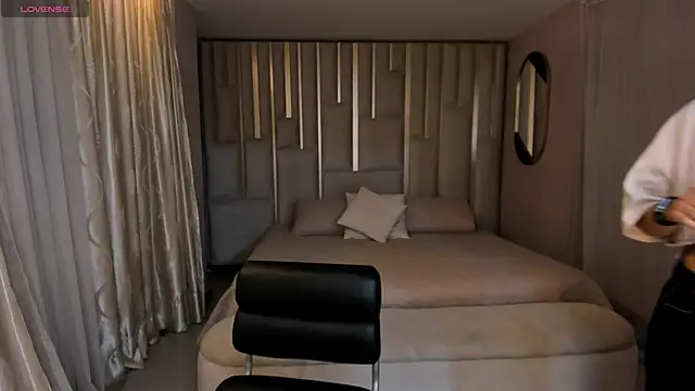 Snapshot of VeronicaBlue chatting on October 15, 2025, 10:01 am VeronicaBlue online show from October 15, 2025, 10:01 am