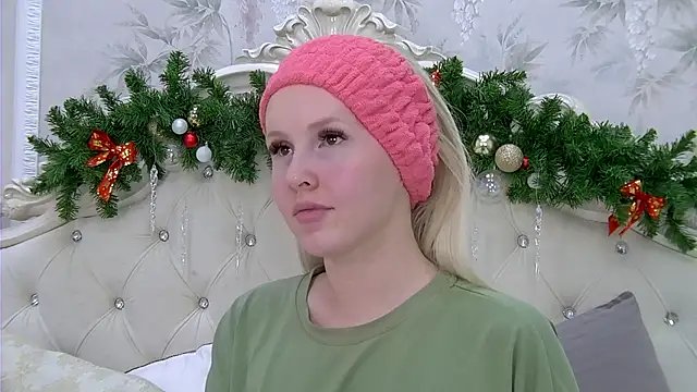 Snapshot of EllieFrosty_ chatting on December 14, 2025, 2:11 pm EllieFrosty online show from December 14, 2025, 2:11 pm