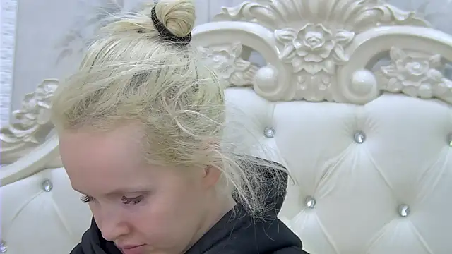 Snapshot of EllieFrosty_ chatting on November 11, 2025, 12:38 am EllieFrosty online show from November 11, 2025, 12:38 am