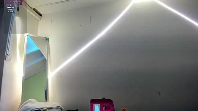 AtheneaArbelaez  online show from October 15, 2025, 12:46 pm