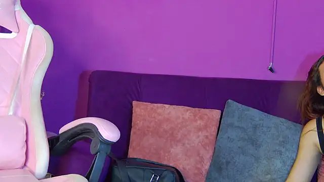 Maylu Fox online show from November 4, 2025, 1:26 pm