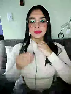 Linda Saenz  online show from October 24, 2025, 7:24 pm