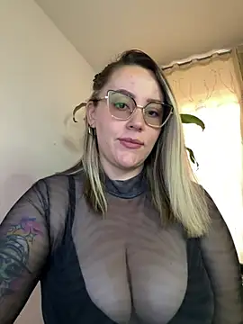 Snapshot of CurvyLust_x chatting on April 16, 2026, 1:12 pm CurvyLust x online show from April 16, 2026, 1:12 pm