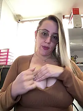 Snapshot of CurvyLust_x chatting on February 20, 2026, 3:03 pm CurvyLust x online show from February 20, 2026, 3:03 pm