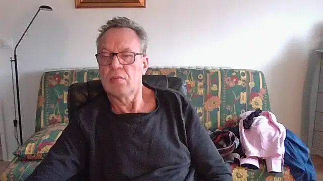 Snapshot of cqhd76 chatting on December 4, 2025, 9:30 am cqhd76 online show from December 4, 2025, 9:30 am