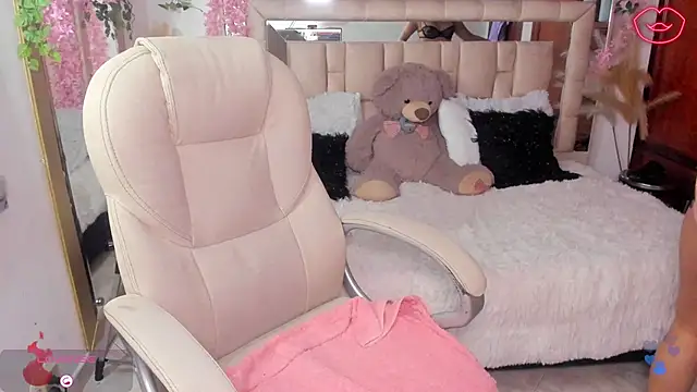 paulha miller online show from September 18, 2025, 12:52 pm