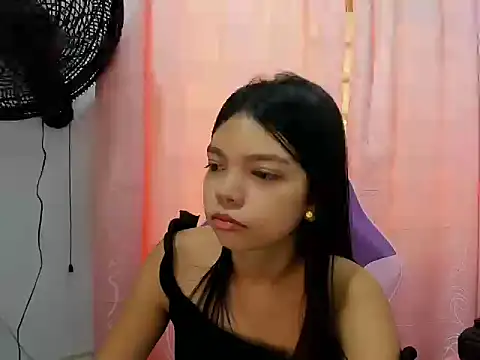 Snapshot of shy_luna18 chatting on September 10, 2025, 12:15 pm shy luna18 online show from September 10, 2025, 12:15 pm