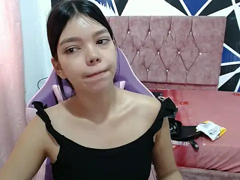 Snapshot of shy_luna18 chatting on October 15, 2025, 12:46 pm shy luna18 online show from October 15, 2025, 12:46 pm