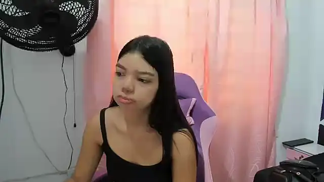 Snapshot of shy_luna18 chatting on October 1, 2025, 12:31 pm shy luna18 online show from October 1, 2025, 12:31 pm