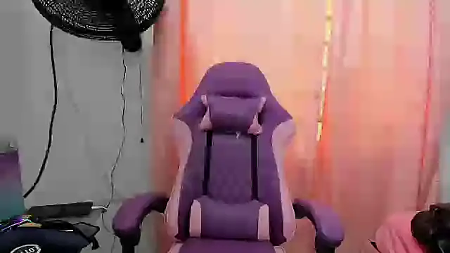 Snapshot of shy_luna18 chatting on September 14, 2025, 12:27 pm shy luna18 online show from September 14, 2025, 12:27 pm