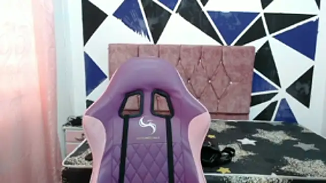 Snapshot of shy_luna18 chatting on November 3, 2025, 1:04 pm shy luna18 online show from November 3, 2025, 1:04 pm