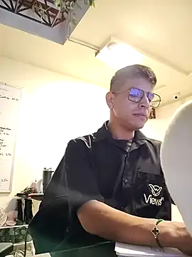 Juann-cock online show from December 18, 2025, 10:35 pm