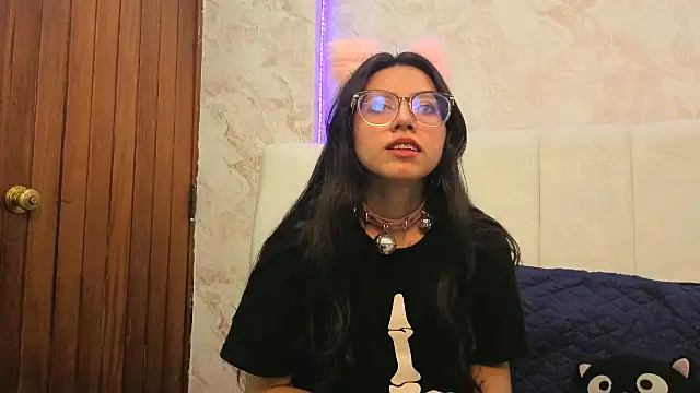 Snapshot of VioletxBloom chatting on November 22, 2025, 5:17 am VioletxBloom online show from November 22, 2025, 5:17 am