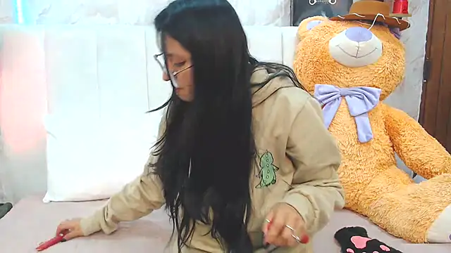 Snapshot of VioletxBloom chatting on October 15, 2025, 7:33 pm VioletxBloom online show from October 15, 2025, 7:33 pm