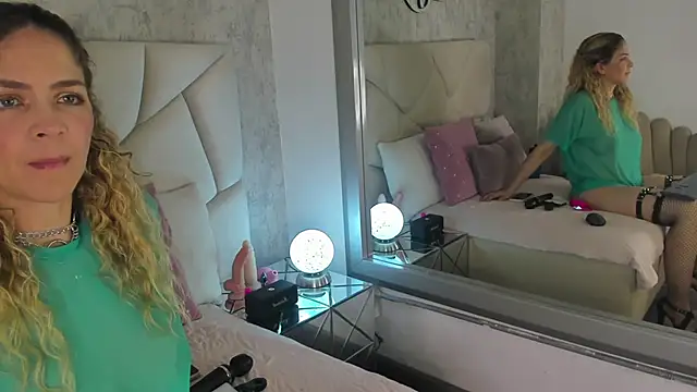 Snapshot of Velora__ chatting on December 5, 2025, 3:49 am Velora online show from December 5, 2025, 3:49 am