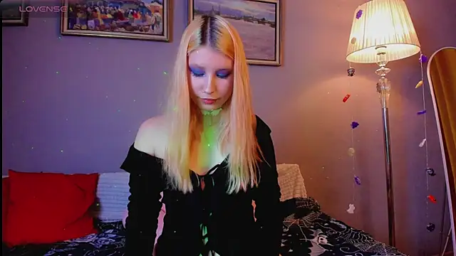 VelvetBlitz online show from November 17, 2025, 3:49 pm