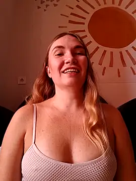 Snapshot of KisaVixen chatting on October 21, 2025, 8:36 am KisaVixen online show from October 21, 2025, 8:36 am