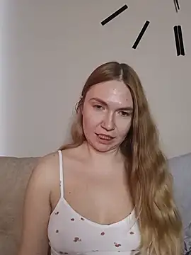 KisaVixen online show from May 18, 2026, 2:44 pm