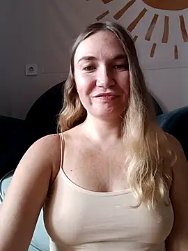 Snapshot of KisaVixen chatting on October 4, 2025, 9:22 am KisaVixen online show from October 4, 2025, 9:22 am