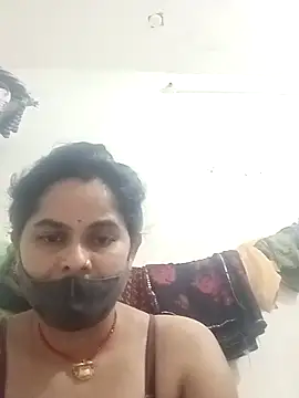 Snapshot of JULEE-740 chatting on October 29, 2025, 3:27 am JULEE-740 online show from October 29, 2025, 3:27 am