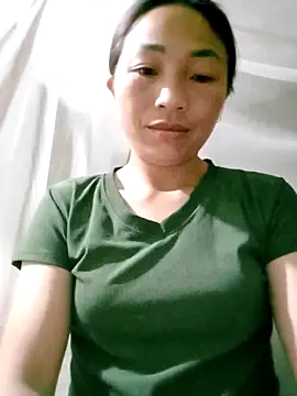 lucybaby00 online show from April 18, 2026, 10:32 pm