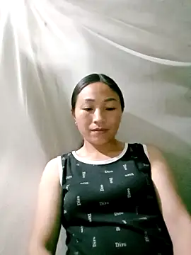 lucybaby00 online show from April 3, 2026, 1:28 pm