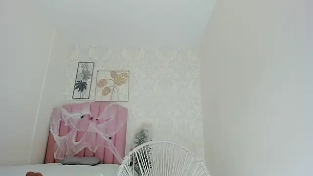 Snapshot of emy_barnert chatting on October 12, 2025, 12:39 pm emy barnert online show from October 12, 2025, 12:39 pm