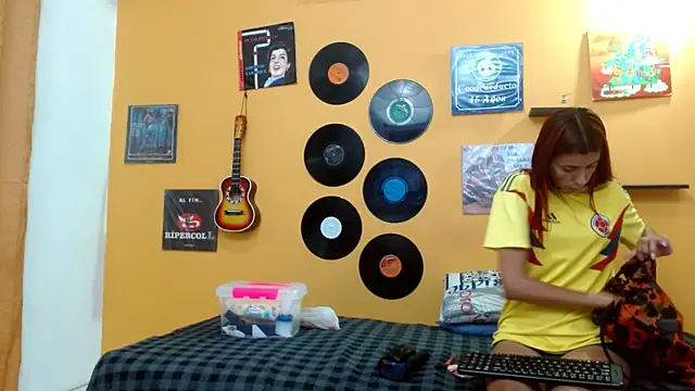 Snapshot of skinnyverus18 chatting on October 19, 2025, 7:05 pm skinnyverus18 online show from October 19, 2025, 7:05 pm