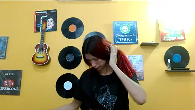 Snapshot of skinnyverus18 chatting on December 5, 2025, 5:55 pm skinnyverus18 online show from December 5, 2025, 5:55 pm