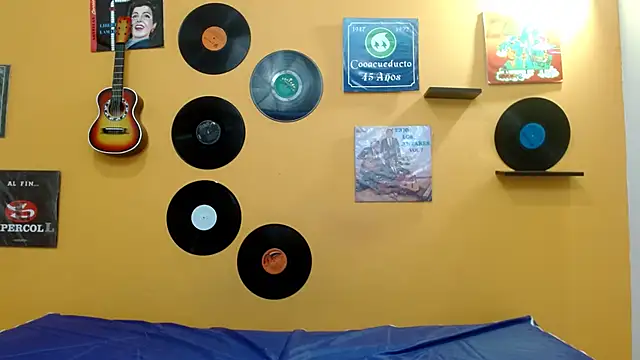 Snapshot of skinnyverus18 chatting on November 9, 2025, 6:56 pm skinnyverus18 online show from November 9, 2025, 6:56 pm