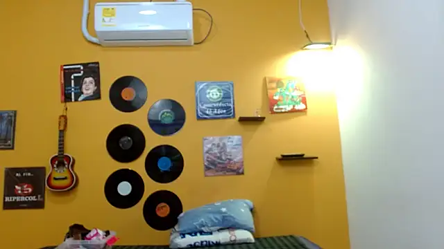 Snapshot of skinnyverus18 chatting on September 17, 2025, 6:43 pm skinnyverus18 online show from September 17, 2025, 6:43 pm