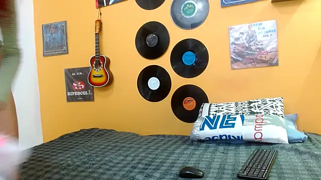 Snapshot of skinnyverus18 chatting on September 24, 2025, 7:09 pm skinnyverus18 online show from September 24, 2025, 7:09 pm