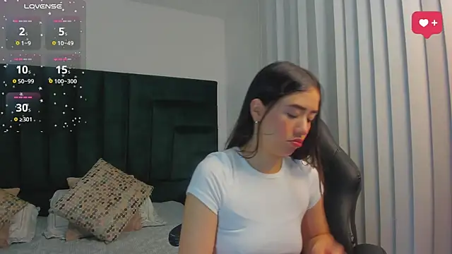 SaraWagner  online show from September 15, 2025, 12:11 am