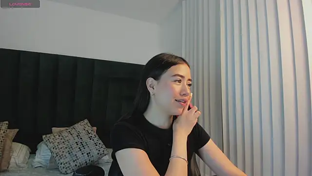 SaraWagner  online show from October 1, 2025, 6:01 pm