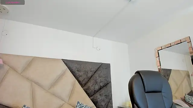 SaraWagner  online show from September 25, 2025, 6:03 pm