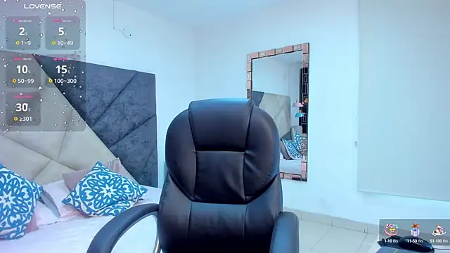 SaraWagner  online show from October 13, 2025, 5:58 pm