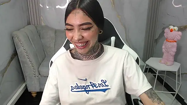 Snapshot of Ashley_Blum_v chatting on October 7, 2025, 8:10 pm Ashley Blum v online show from October 7, 2025, 8:10 pm