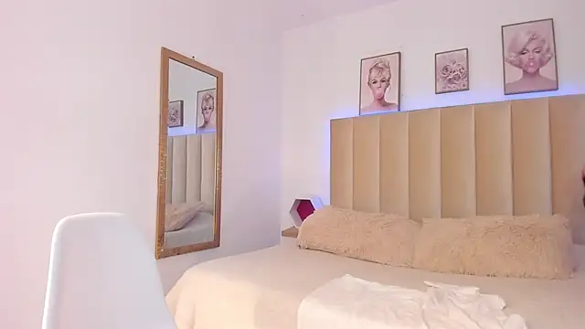 Miacorner  online show from October 10, 2025, 12:39 pm