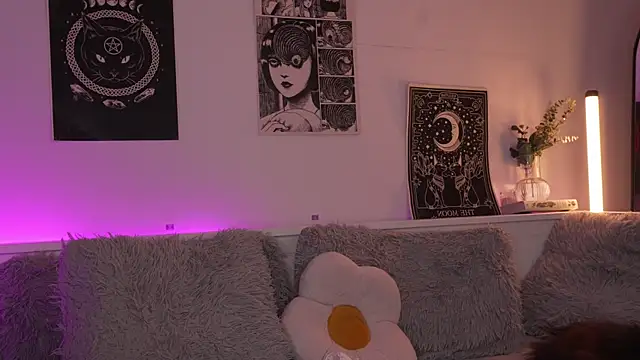 Snapshot of sophieee_art chatting on October 7, 2025, 2:23 am sophieee art online show from October 7, 2025, 2:23 am