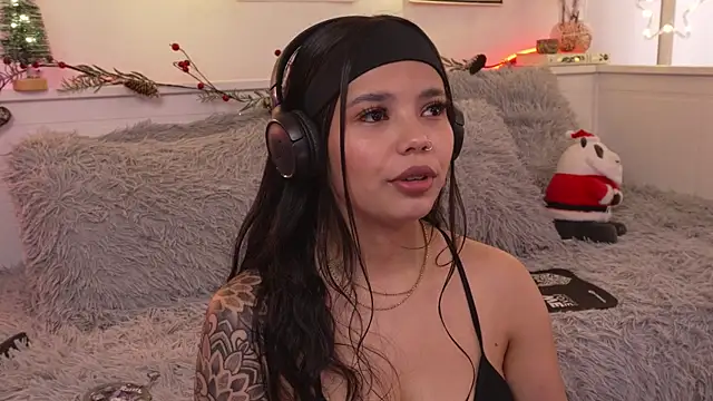 Snapshot of sophieee_art chatting on December 15, 2025, 8:03 pm sophieee art online show from December 15, 2025, 8:03 pm